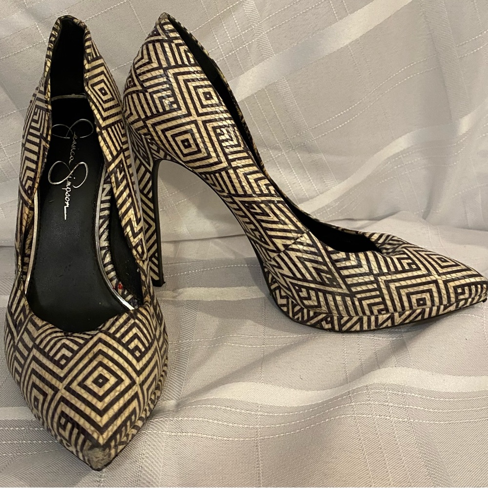 Jessica Simpson Brynn Off-White and Black Print Platform Pumps. Size 10